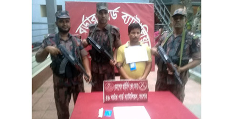 গলায় কার্ড ঝুলিয়ে ইয়াবা পাচার!