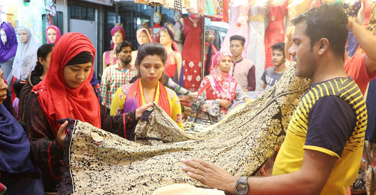 কুমিল্লায় তরুণীদের পছন্দের শীর্ষে ভারতীয় থ্রি-পিস