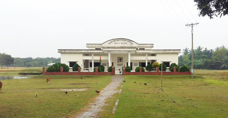 বীরশ্রেষ্ঠ মুন্সী আব্দুর রউফ স্মৃতি জাদুঘরে যাওয়ার রাস্তা নেই