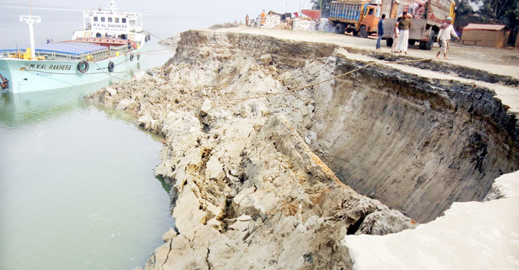 ভাঙন আতঙ্কে নির্ঘুম রাত কাটাচ্ছেন লাখো মানুষ