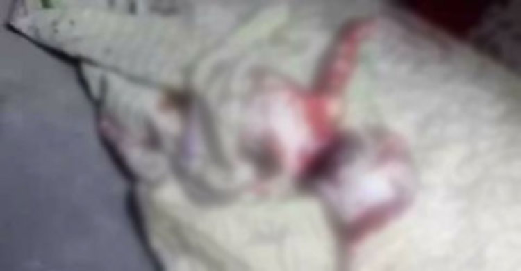 এক মাসের মেয়েকে জবাই করে হত্যা করল মা