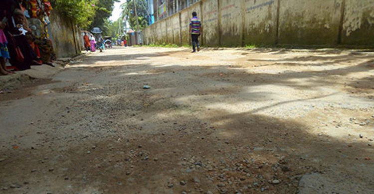 ঝালকাঠিতে সড়কের বেহাল দশা, পথে পথে ভোগান্তি
