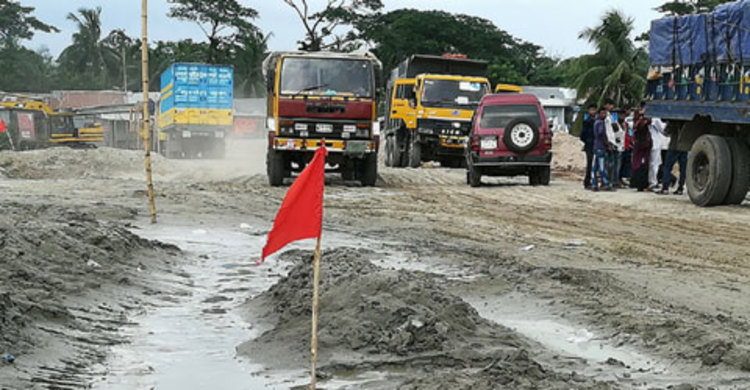লক্ষ্মীপুরে রাস্তায় প্রতিবন্ধকতায় বালুমহাল সিলগালা, আটক ২