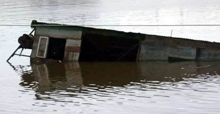 ডুবে গেল লক্ষ্মীপুর-ভোলা নৌ রুটে ভাসমান ওয়ার্কশপ