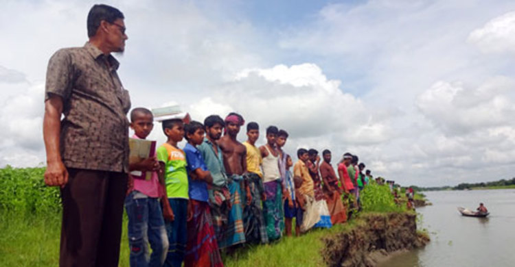 মধুমতি থেকে বালু উত্তোলন বন্ধের দাবি