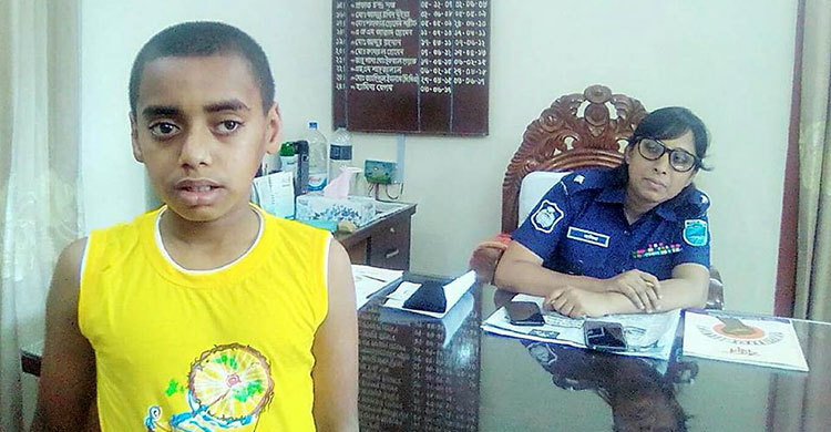 সেই প্র‌তিবন্ধী কিশোরকে প‌রিবা‌রের কা‌ছে হস্তান্তর