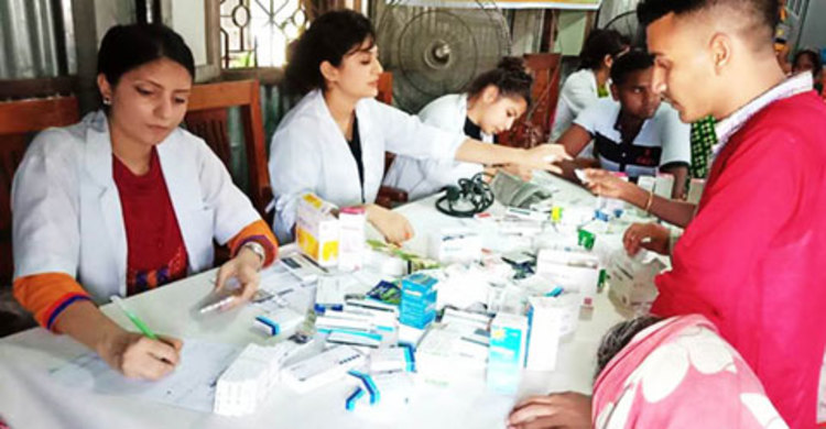 ১২ সহপাঠীকে নিয়ে বাবার স্বপ্নপূরণ করলেন ডা. তৃপ্তি