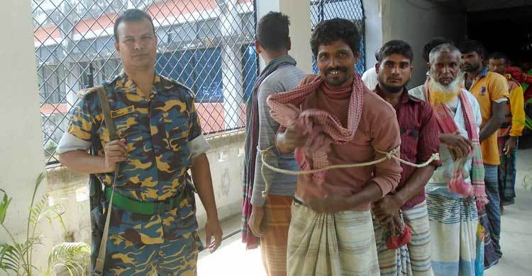 রাজবাড়ীতে ২৩ ঘণ্টায় ৪০ জেলে আটক