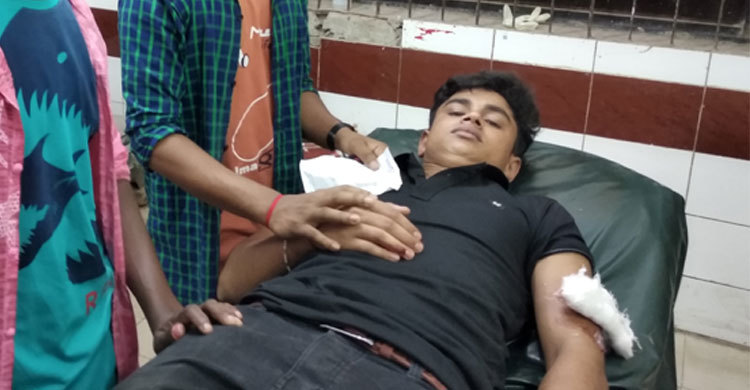 থানার পাশেই যুবককে ছুরিকাঘাত করে ছিনতাই