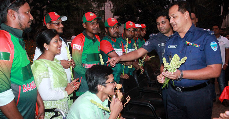 ভারতে বিজয়ী প্রতিবন্ধী দলকে বরণ করল পুলিশ