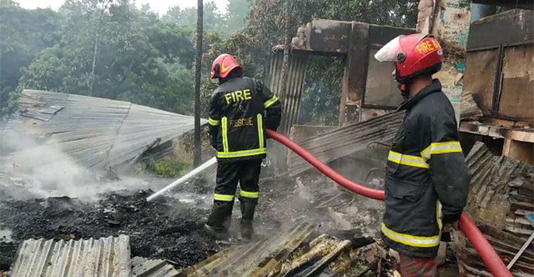 বান্দরবানে দোকান ও বসতঘরে আগুন