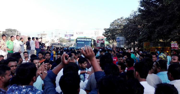 নৌকার জন্য মহাসড়ক অবরোধ