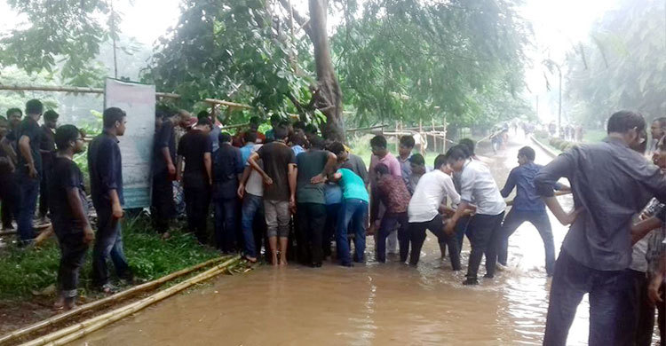 জাবিতে জলাবদ্ধতা নিরসনে কাজ করলো ছাত্রলীগ
