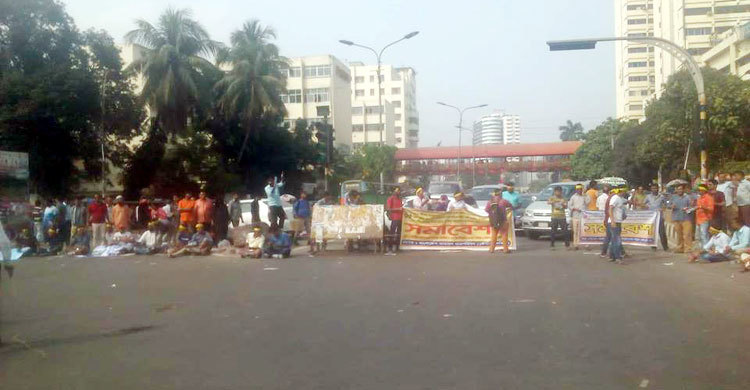 Govt job seekers block Shahbagh for extending age limit to 35