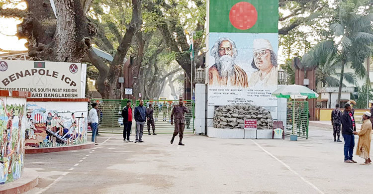 বেনাপোল বন্দরে আটকা পড়েছে শত শত পণ্যবোঝাই ট্রাক