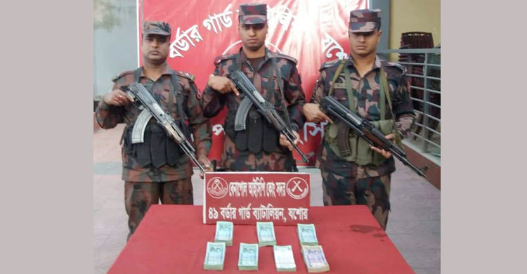 ৪ লাখ টাকা ফেলে পালালেন পাচারকারী