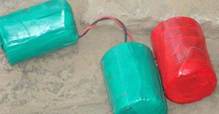 বোমা ফেলে পালাল তারা