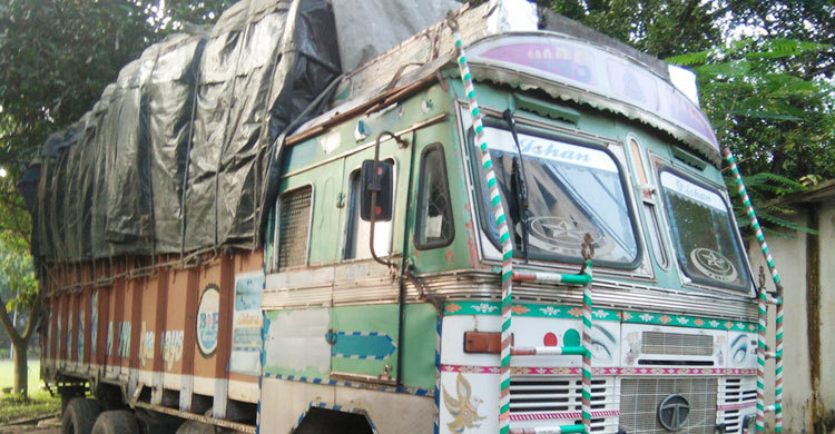 শুল্ক ফাঁকি দিয়ে আনা ভারতীয় পণ্য চালান আটক