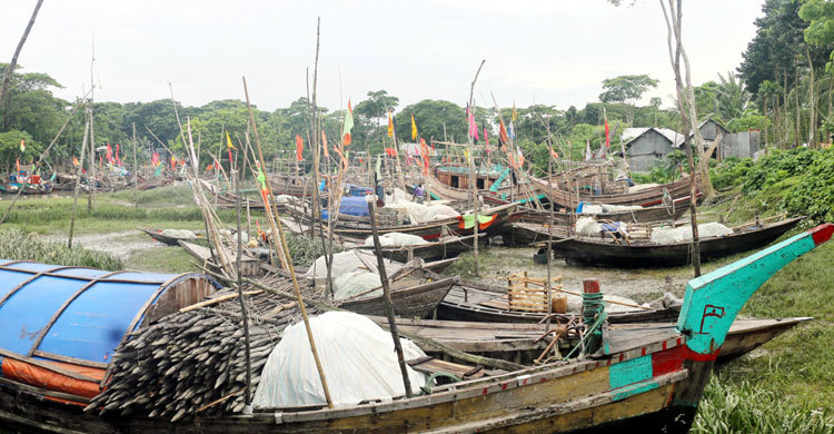 থেমে গেল জেলে ও ব্যবসায়ীদের হাসি