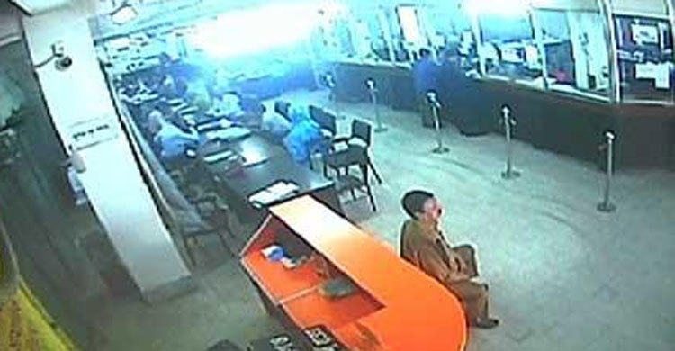 সিসি ক্যামেরায় ধরা পড়ল যুবলীগ নেতা