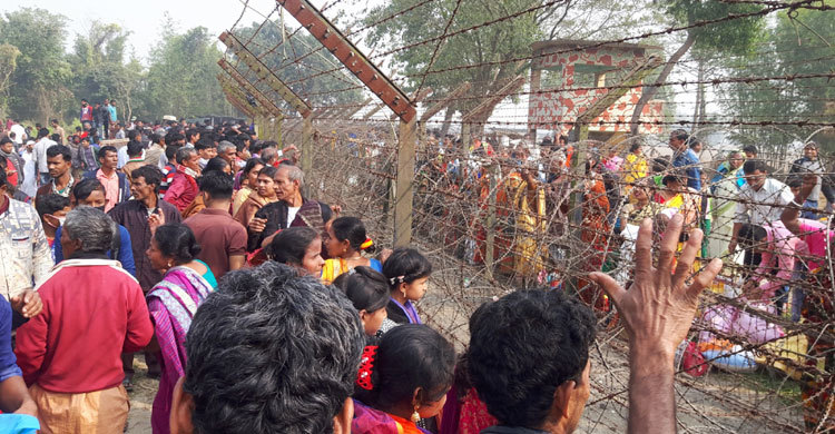 রক্তের টানে কাঁটাতারের দু’পারে স্বজনদের ভিড়