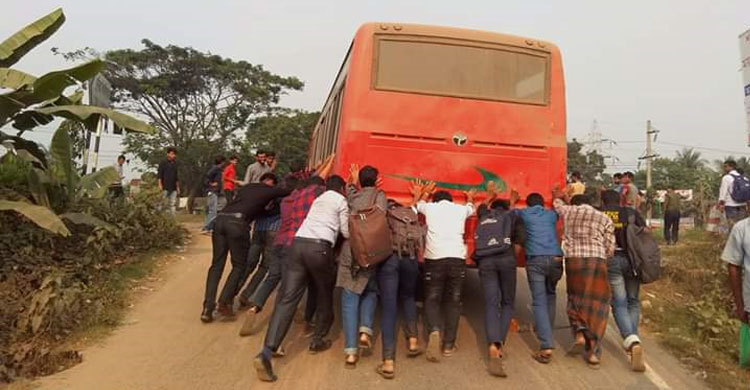 লক্কড়-ঝক্কড় বাসে ভোগান্তিতে কুবি শিক্ষার্থীরা