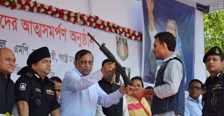 স্বরাষ্ট্রমন্ত্রীর কাছে আত্মসমর্পণ করল ৪৩ জলদস্যু