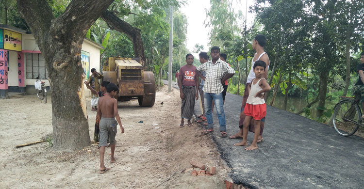 গাছের সঙ্গে ধাক্কা লেগে রোলার চালকের মৃত্যু