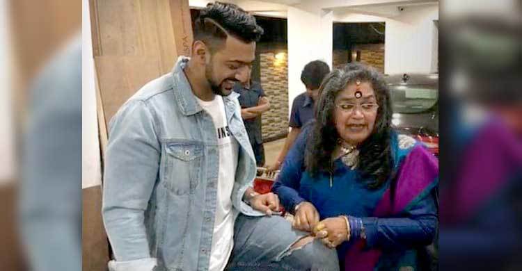 দেবের ছেঁড়া জিন্স সেলাই করে দিলেন উষা উত্থুপ (ভিডিও)