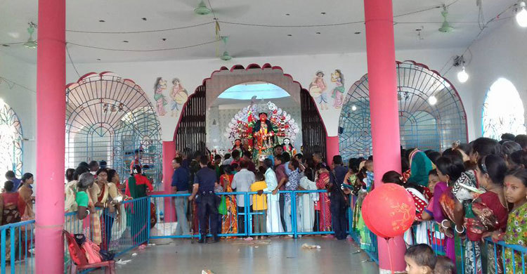 তিনশ বছর ধরে পূজা হচ্ছে উপমহাদেশে একমাত্র লাল দুর্গার