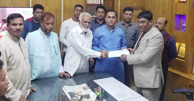 চেয়ারম্যান পদ ছেড়ে মনোনয়নপত্র জমা দিলেন ফরহাদ