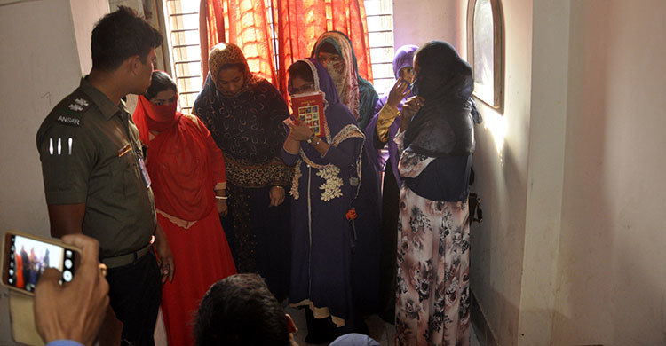 হোটেলে আপত্তিকর অবস্থায় ধরা ১৩ নারী-পুরুষ