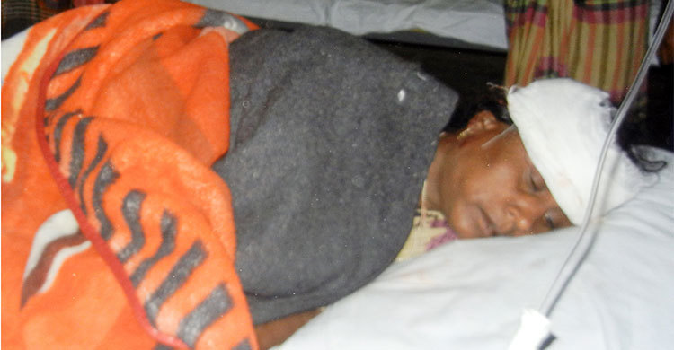 হাসপাতালে ঢুকে রোগীকে পেটাল মা-মেয়ে