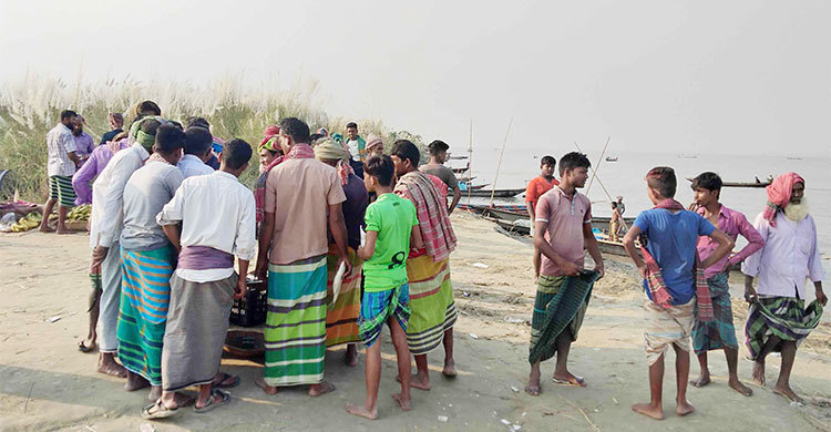 ইলিশ কিনে কাশবন দিয়ে বাড়ি ফেরেন ক্রেতারা