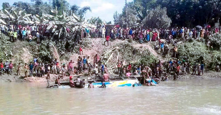 যাত্রীদের নিয়ে নদীতে ডুবে গেল বাস