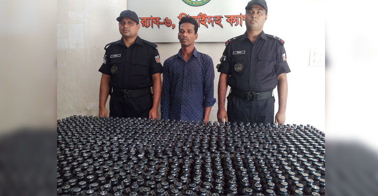 ১৯শ’ বোতল ফেনসিডিল নিয়ে ঢাকা যাচ্ছিলেন সিরাজুল