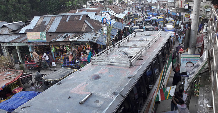 গাইবান্ধায় যানজটে লক্ষাধিক মানুষের ভোগান্তি
