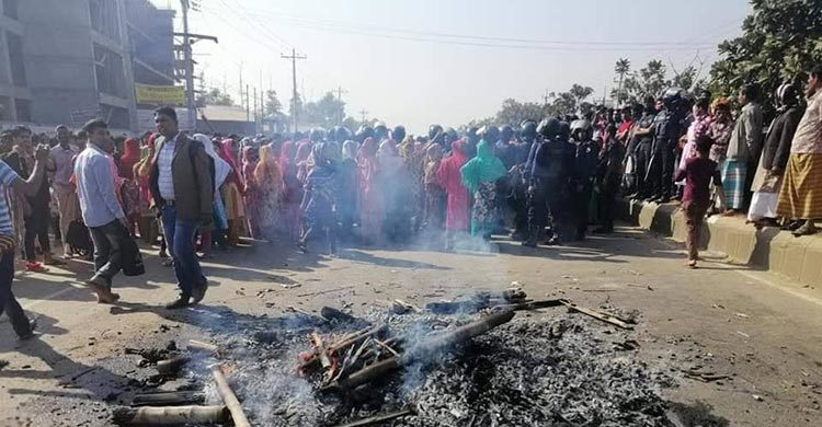 শ্রমিক ছাটাইয়ের প্রতিবাদে ঢাকা-ময়মনসিংহ মহাসড়ক অবরোধ