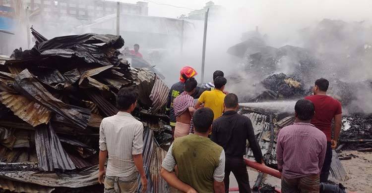 কালিয়াকৈরে তিনটি ঝুটের গুদামে আগুন