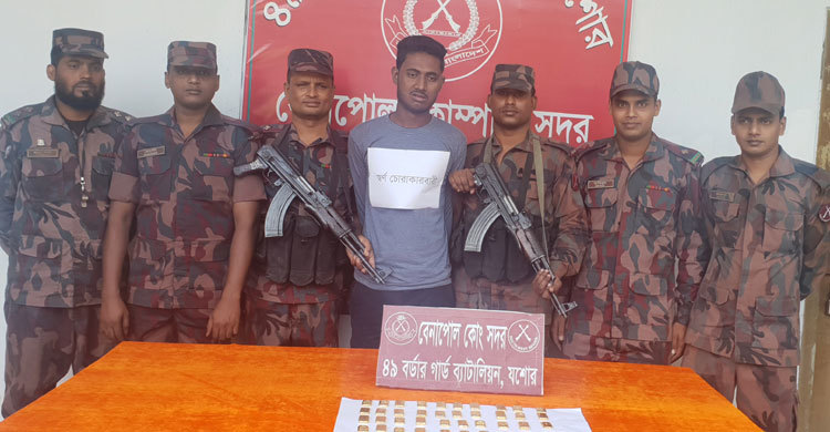 বেনাপোলে ৪০ স্বর্ণবারসহ কিশোর আটক