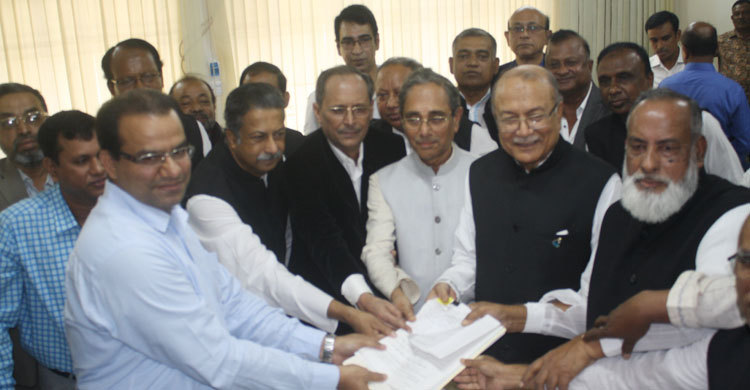 গোপালগঞ্জে শেখ হাসিনার মনোনয়নপত্র দাখিল