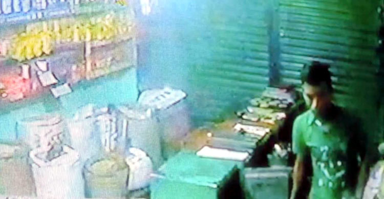সিসি ক্যামেরায় ধরা পড়ল দোকানে চুরির দৃশ্য
