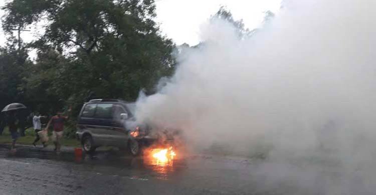 হবিগঞ্জে চলন্ত মাইক্রোবাসে আগুন