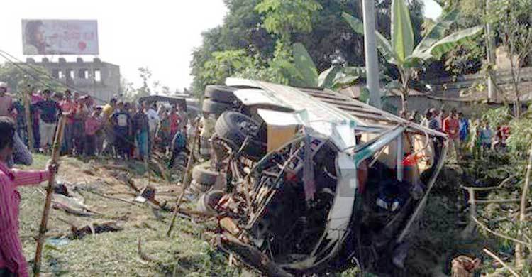 হবিগঞ্জে বাস খাদে পড়ে মেডিকেল অফিসার নিহত