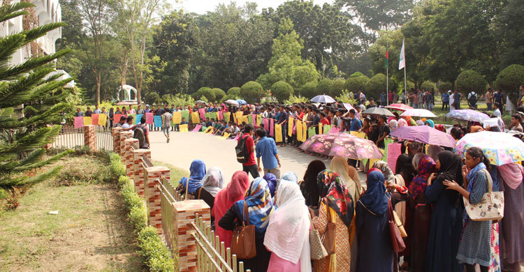 ইবিতে শিক্ষার্থীদের প্রশাসন ভবন অবরোধ