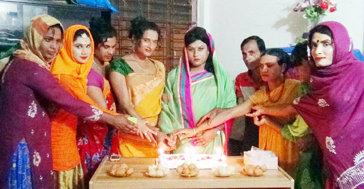 প্রধানমন্ত্রীর জন্মদিন পালন করলো হিজড়ারা