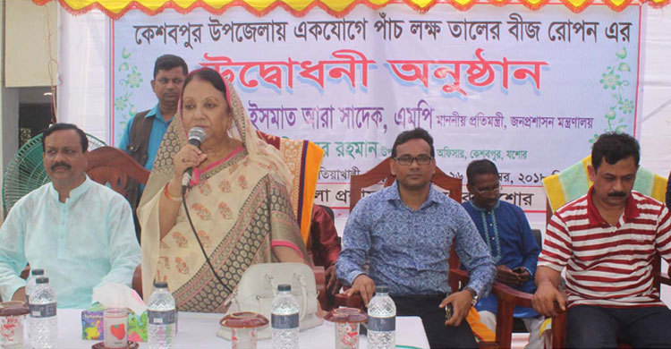 বজ্রপাতে মৃত্যুঝুঁকি হ্রাসে কেশবপুরে পাঁচ লাখ তালের বীজ রোপন