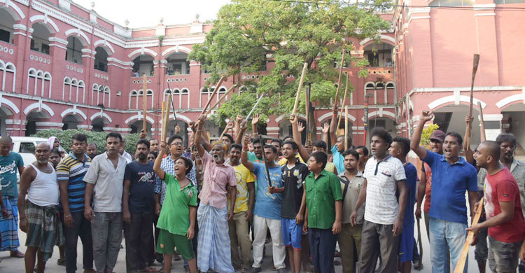 যশোরে সুইপার কলোনিতে বোমা হামলা, বিক্ষোভ