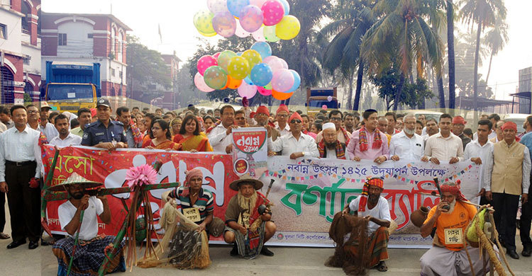 অগ্রহায়ণের প্রথম দিনে নবান্ন উৎসবে মেতেছে খুলনা