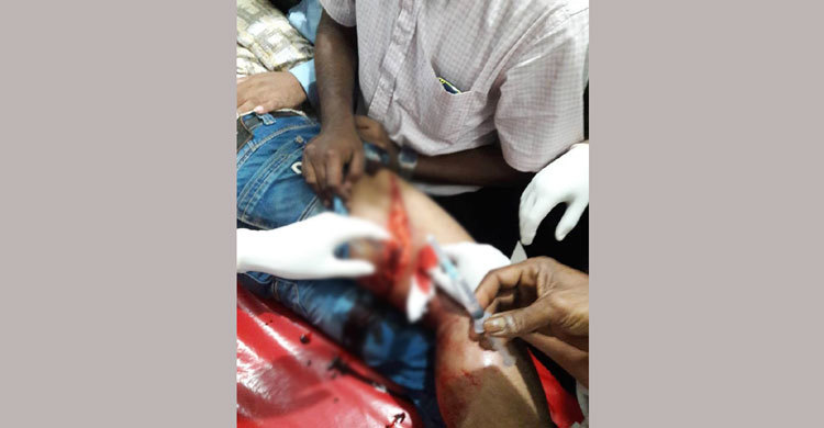 চিকিৎসা না পেয়ে কর্মচারীকে ছুরি মেরে দিলেন রোগী